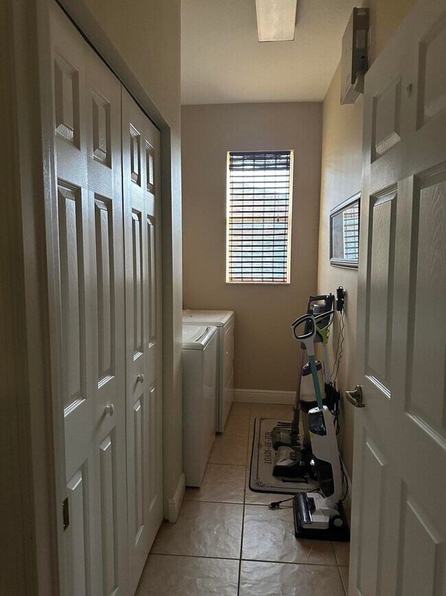 Building Photo - 2347 SW Kent Cir