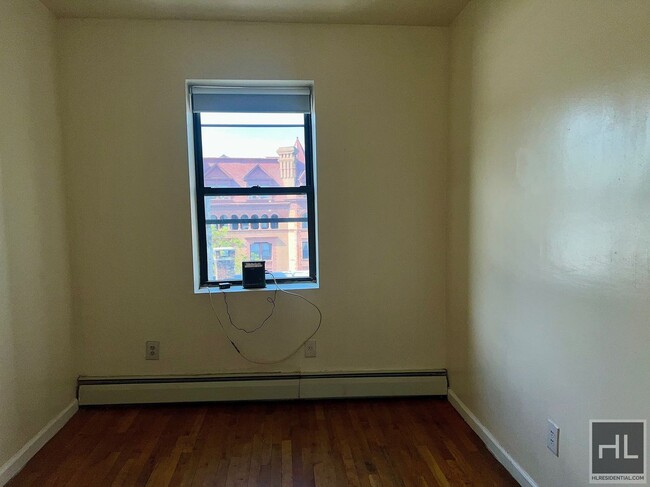 Building Photo - 5BR 1BA Historic Commerical Residential Zo...
