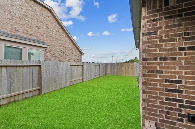 Building Photo - 12335 Summerbrook Dr