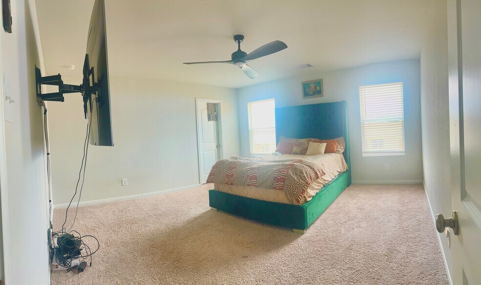 Master bedroom 2 upstairs with full bathroom and walk in closet - 11040 Pelican Hill Ln