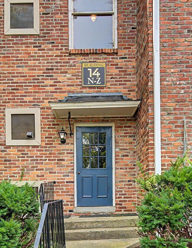 Building Photo - Fantastic 1BR/1BA condo in the desirable Georgetown Condominiums in the heart of Green Hills!