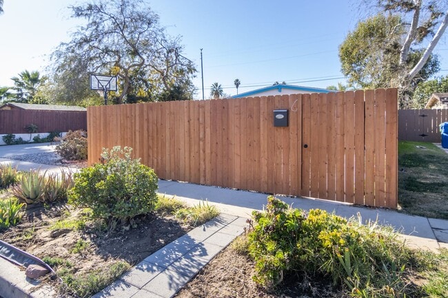 Building Photo - Charming One Bedroom ADU in Reseda