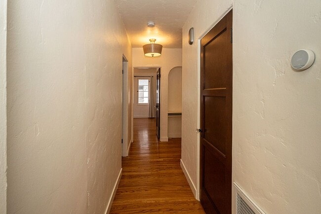 Building Photo - 1221 S Sycamore Ave