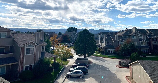 Building Photo - Fabulous Third Floor Two Bedroom With Views!