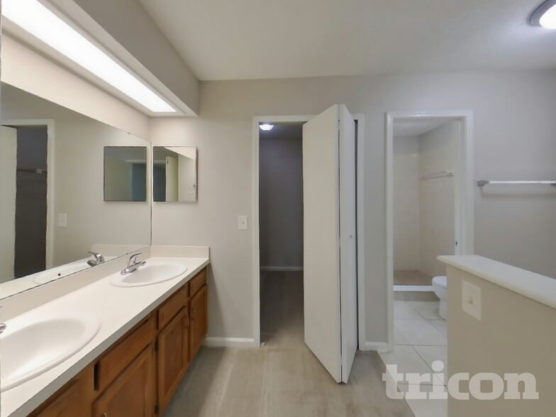 Building Photo - 1487 Rose Hill Dr E