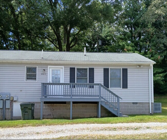 off street parking off private driveway - 200 Jefferson St