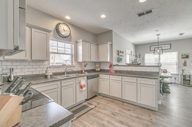 Building Photo - 3404 Tourmaline Dr