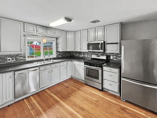 Building Photo - 3330 E 41st Ave