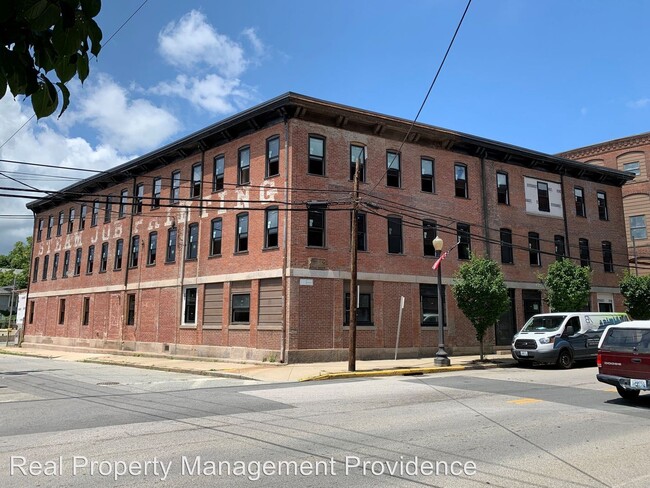 Building Photo - 548 Roosevelt Ave