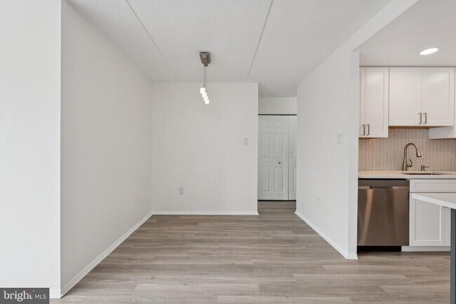 Building Photo - 6300 Stevenson Ave