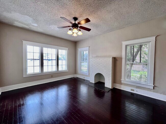 Building Photo - 2016 Rosario St