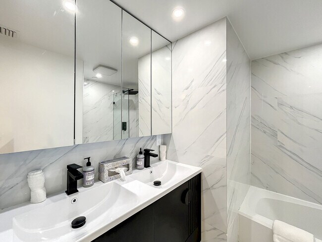 Building Photo - 825 Jimmy Buffett Mem Hwy