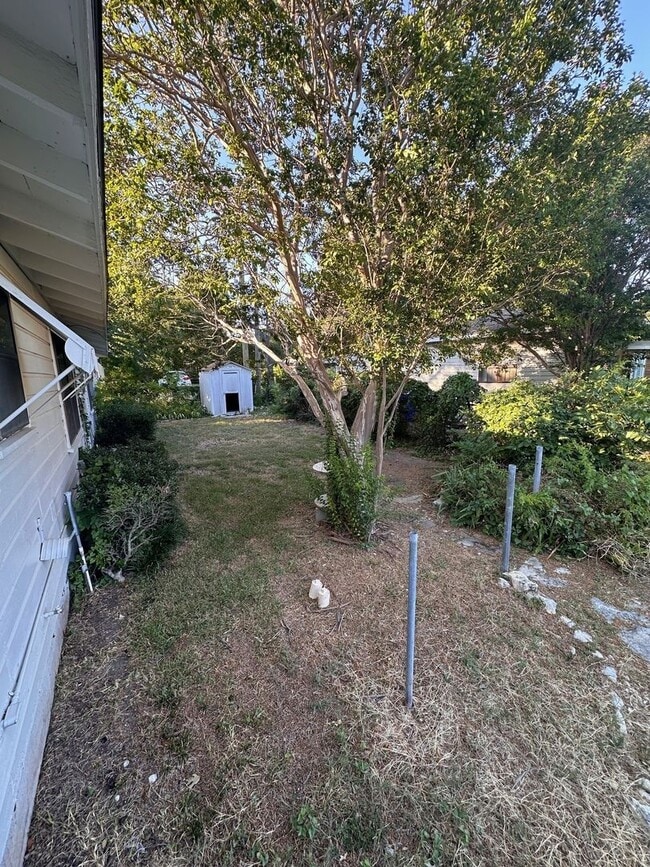 Building Photo - 2218 Rosewood Dr