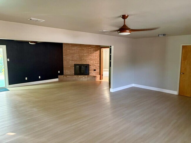 Building Photo - 11401 Indianhead Dr
