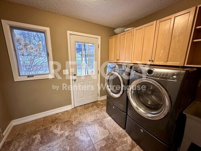 Building Photo - 5 Bedroom 3 Bathroom Single Family Home in Burnsville