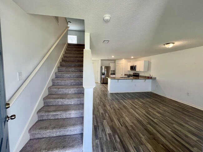 Building Photo - 4-Bedroom Home with Primary Suite | Intern...