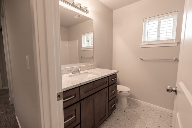 Building Photo - Beautiful 4 bedroom Duplex