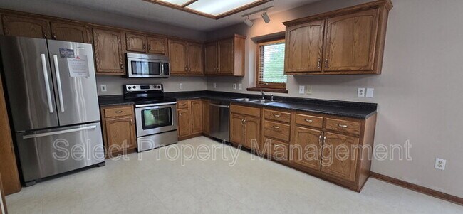 Building Photo - 3120 Pinoak Ct