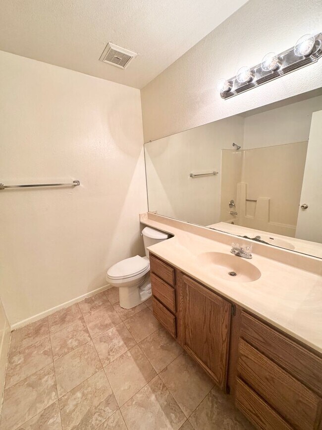 Building Photo - 3 Bedroom / 2 Bath Single Level Home In Gl...