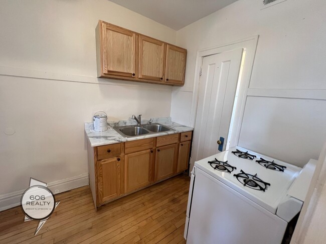 Building Photo - Bright and Sunny Forest Park Apts!
