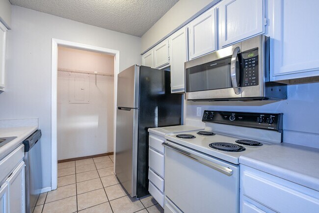 Building Photo - Spacious 1-Bedroom Apartment in South Tulsa | $785 | Mid October