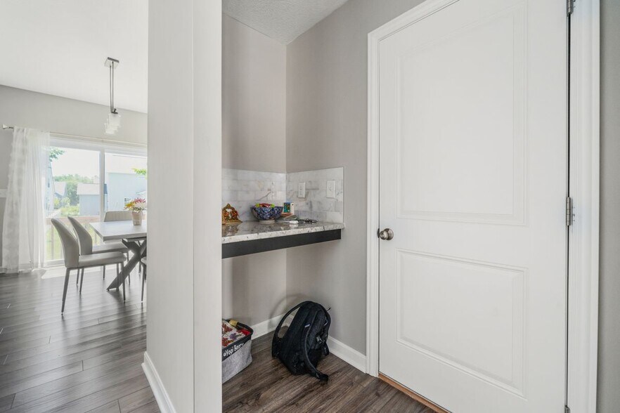 Building Photo - 1033 Quarry Oak Dr