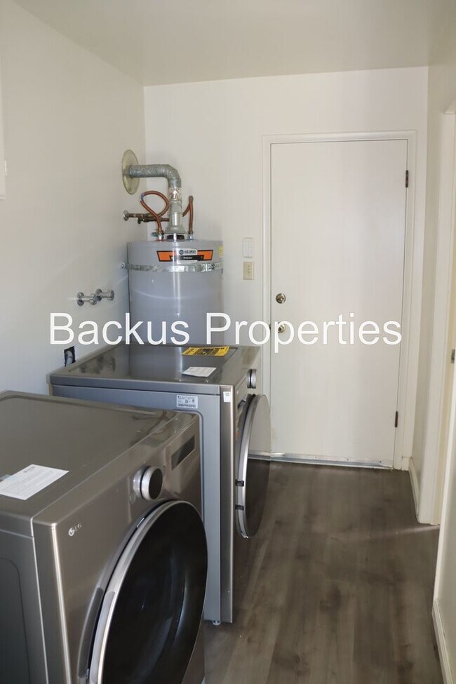 Building Photo - Wonderful three bedroom home in Monterey Park area of South Salinas