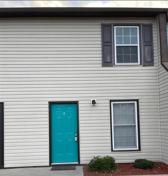 Building Photo - 2220 Oakwood Ln