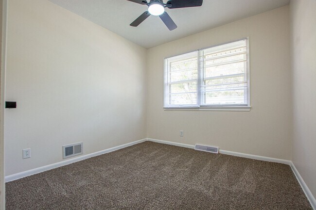 Building Photo - 3 Bedroom / 2 Bath Home with Finished Basment and Washer/Dryer!