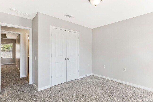 Building Photo - 5441 Pescara Dr