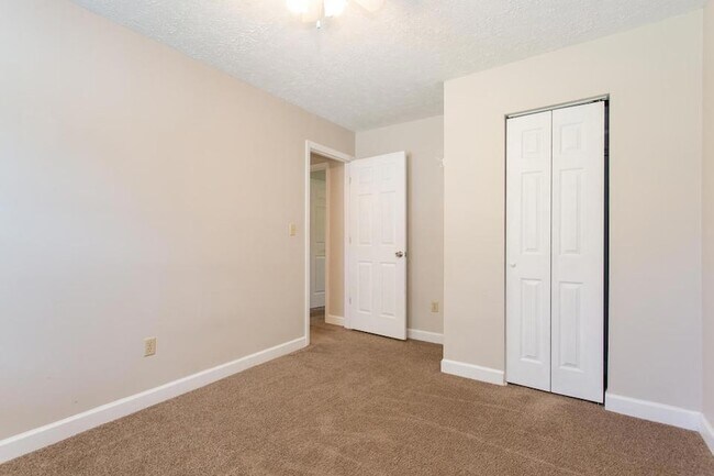 Building Photo - 5571 Tallant Road Unit Apt B