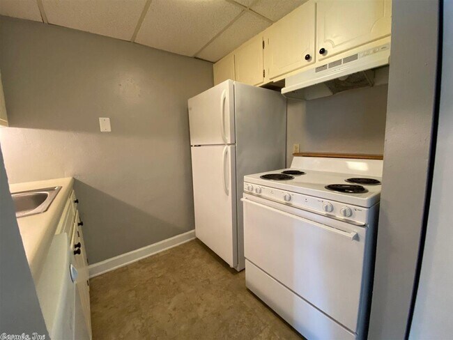 Building Photo - 4501 Hickory Ave