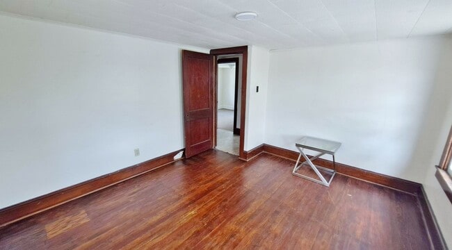 Building Photo - 3 Bed / 1 Bath Single Family Home