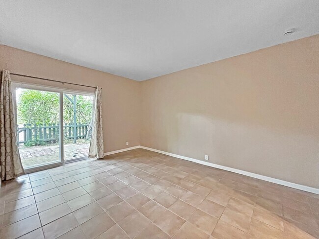 Building Photo - Beautiful 3BD/3BA Townhouse in Fashion Val...