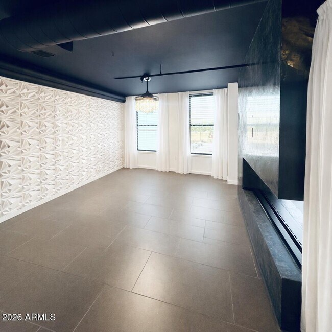 Building Photo - 535 W Thomas Rd