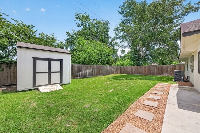 Building Photo - 1005 Avenue D