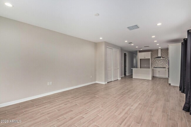 Building Photo - 2035 E Northwood Dr
