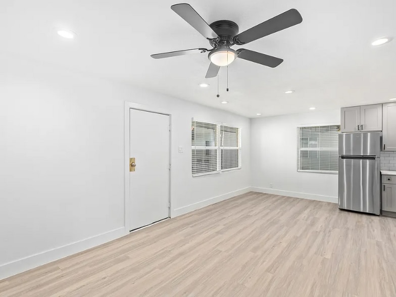 Building Photo - 498 N Arizona Ave