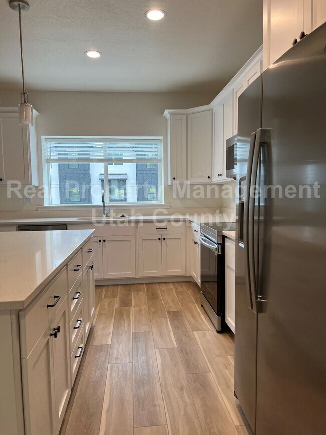 Building Photo - Newer American Fork Townhouse