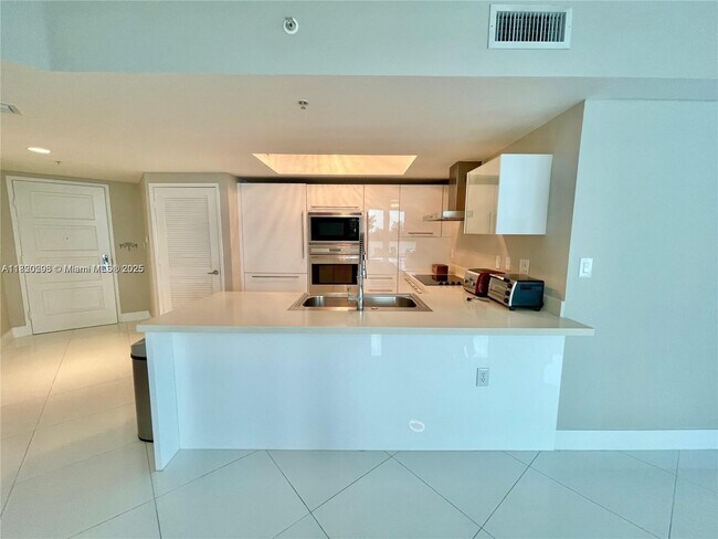 Building Photo - 150 Sunny Isles Blvd
