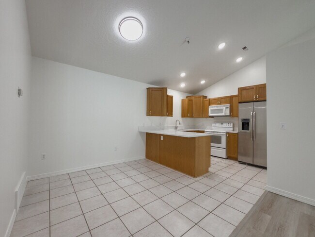 Building Photo - SEPTEMBER FREE RENT!! Spacious, NEWLY RENO...