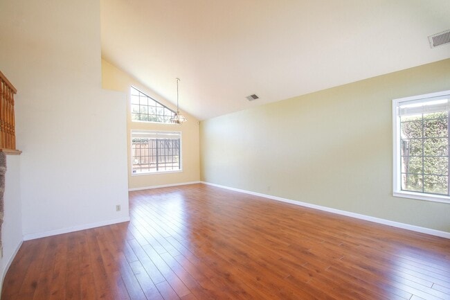 Building Photo - Large 4BR 3BA Updated Home in Quiet Neighb...