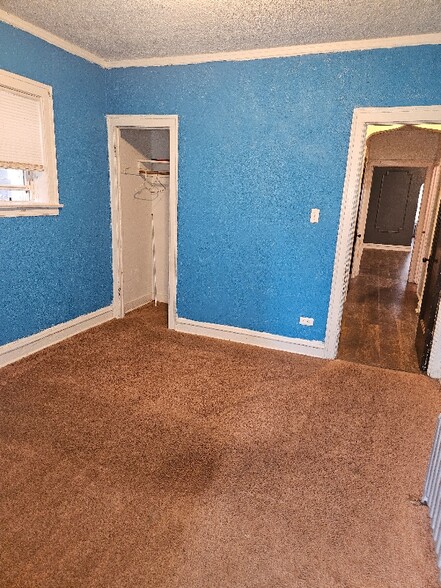 Building Photo - 8119 S Vernon Ave