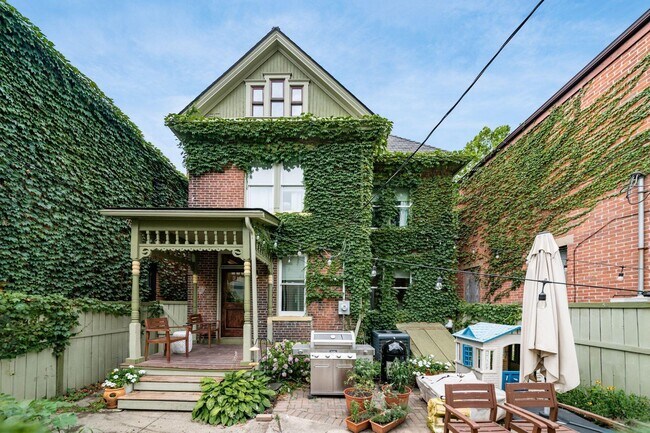 Building Photo - 856 Summit St