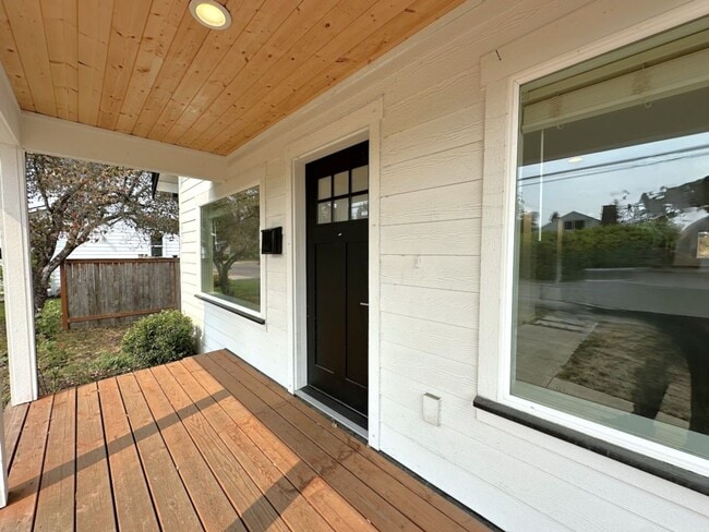 Building Photo - Modern & Stylish 4 Bed, 2.5 Bath Remodel!