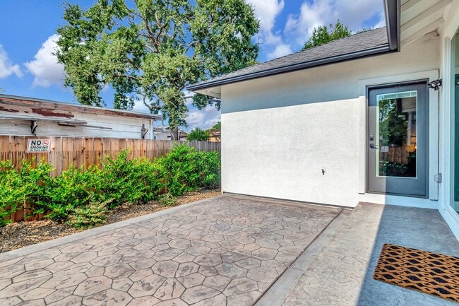 Building Photo - Fully Furnished 3BD/2BA Home with Solar – ...