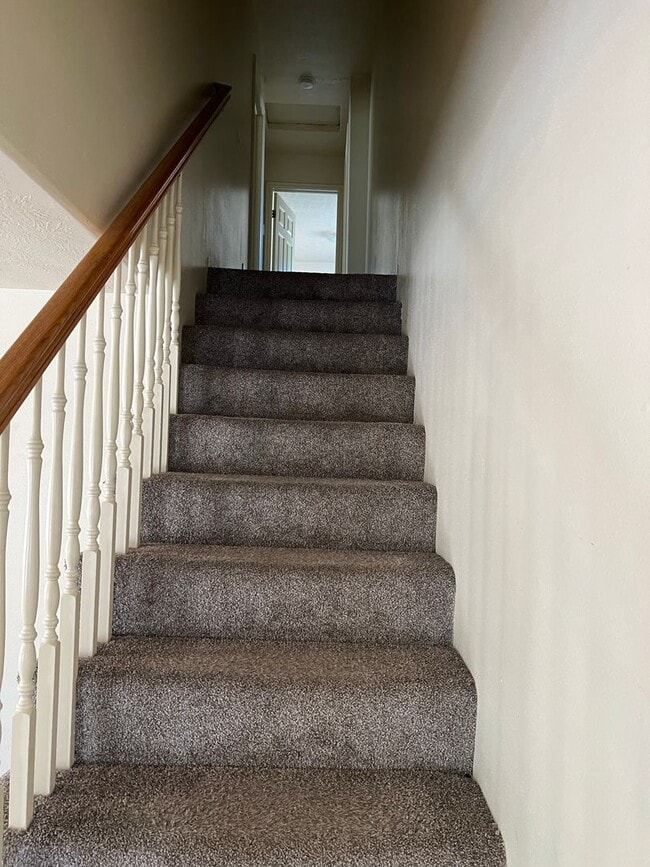 Building Photo - Nice 3 Bedroom, 2.5 bathroom townhome in S...