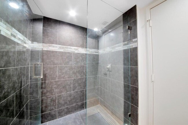 Building Photo - 2881 NE 33rd Ct