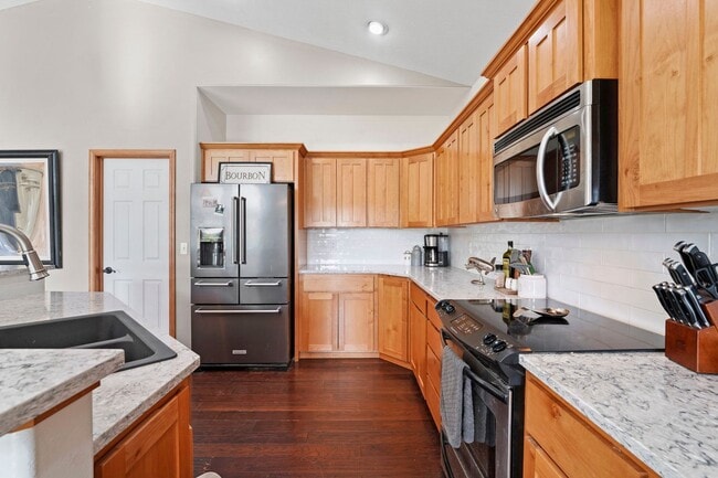 Building Photo - Beautiful 3 bedroom 2 bath Home On The Pla...