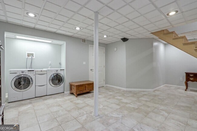 Building Photo - 428 Riverlake Ct